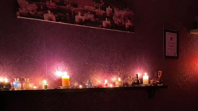 Masaj odasındaki mum rafı — Lila Spa, Mecidiyeköy misafirlerine hizmet veren salon